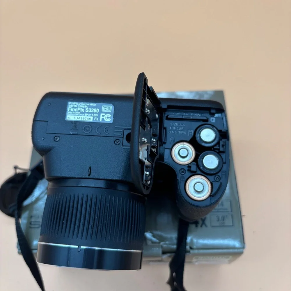 Fujifilm FinePix S3280 Digital Camera 14MP 24x Optical Zoom 3.0 LCD Black